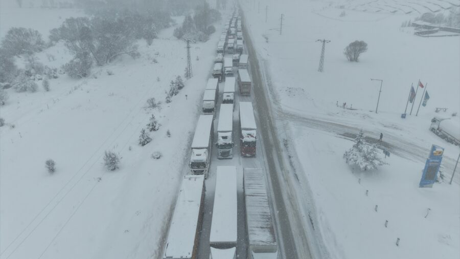 Yoğun kar yağışı nedeniyle Refahiye-Erzincan kara yolunda ulaşım güçlükle sağlanıyor