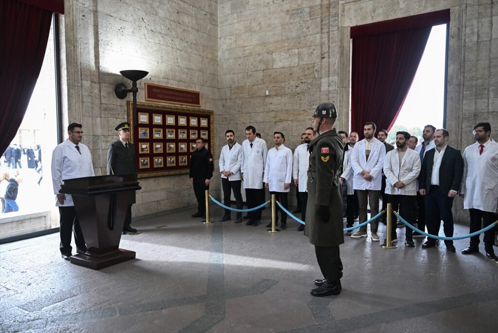 14 Mart Tıbbiyeliler Derneği üyeleri Anıtkabir’i ziyaret etti