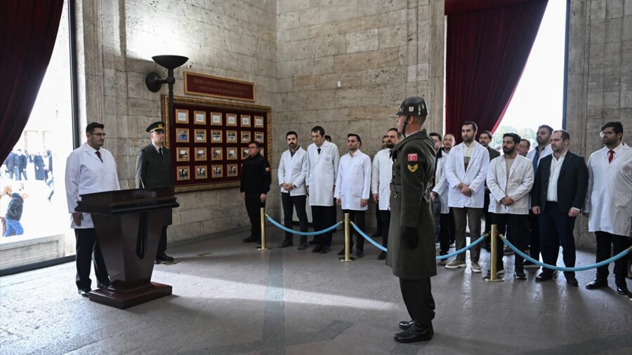 14 Mart Tıbbiyeliler Derneği üyeleri Anıtkabir’i ziyaret etti