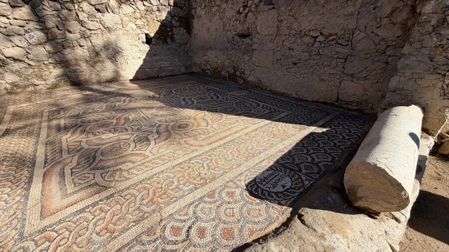3 bin yıllık antik kentte “kıskanan çatlasın” yazılı mozaik bulundu