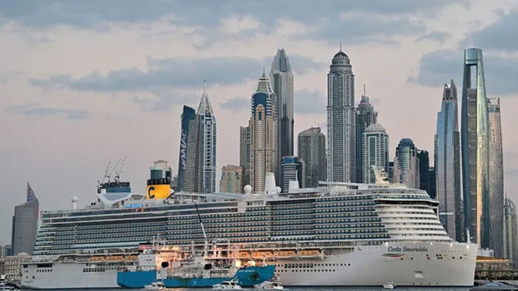 Açık Denizde Mahsur Kalan Yolcular Kurtarılmayı Bekliyor