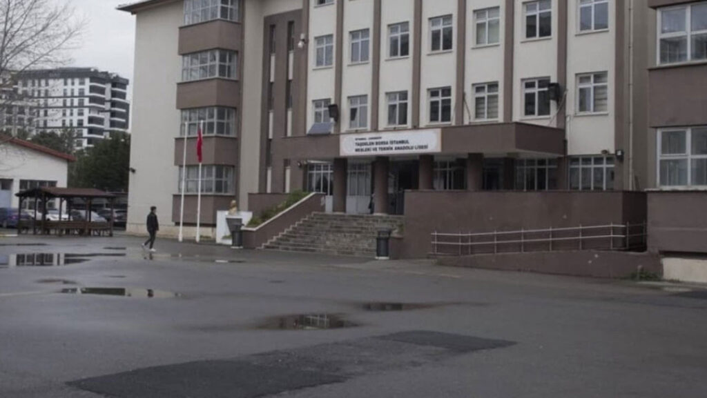 Çekmeköy’de Lise Öğrencisi Bıçaklı Saldırı Gerçekleştirdi