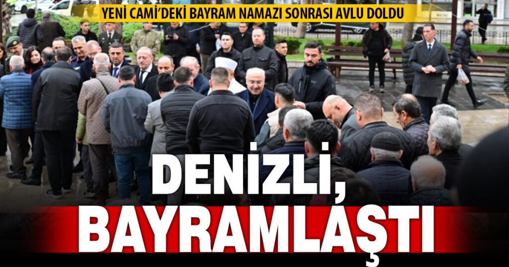 Bayram namazı çıkışı Yeni Cami avlusunda bayramlaşma