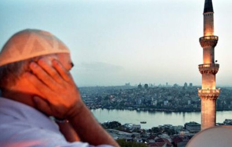 Müezzinin, sesini fazla yükseltmesi mekruhtur