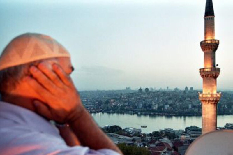 Müezzinin, sesini fazla yükseltmesi mekruhtur