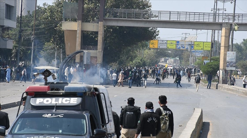 Pakistan’da bir grup gösterici, ABD’nin Karaçi Konsolosluğu’na girmeye çalıştı