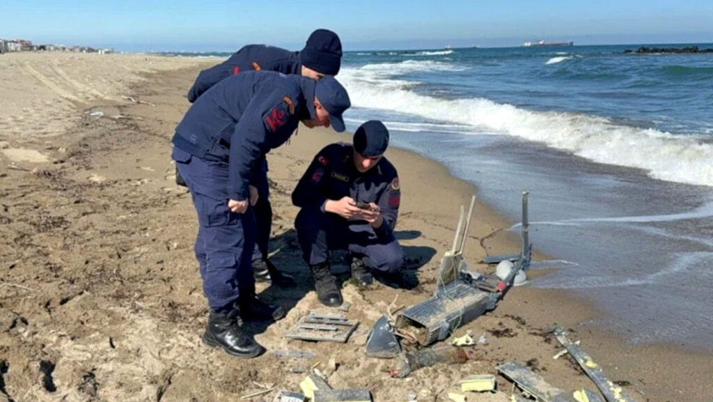 Sakarya Sahilinde Parçalanmış İHA Tespit Edildi