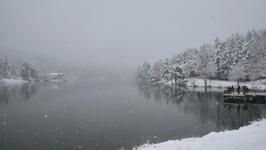 Abant ve Gölcük’te martta yağan kar tatilcileri sevindirdi