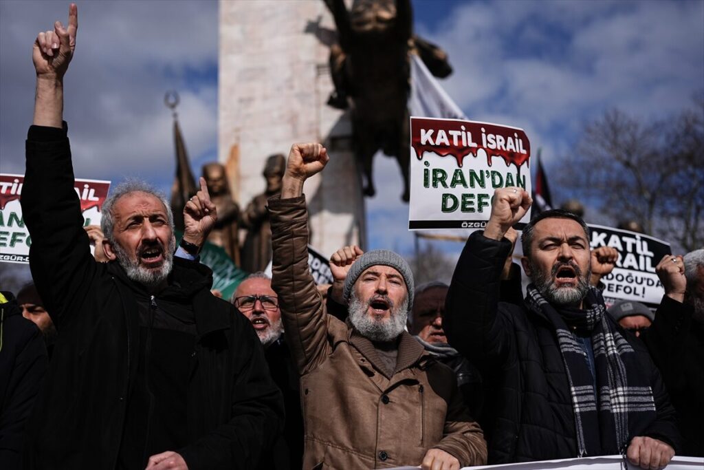 ABD ve İsrail’in İran’a yönelik saldırıları Fatih ve Küçükçekmece’de protesto edildi