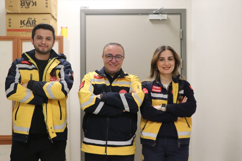 Acil tıp teknisyeni çift, ambulansla hastaların yardımına koşuyor