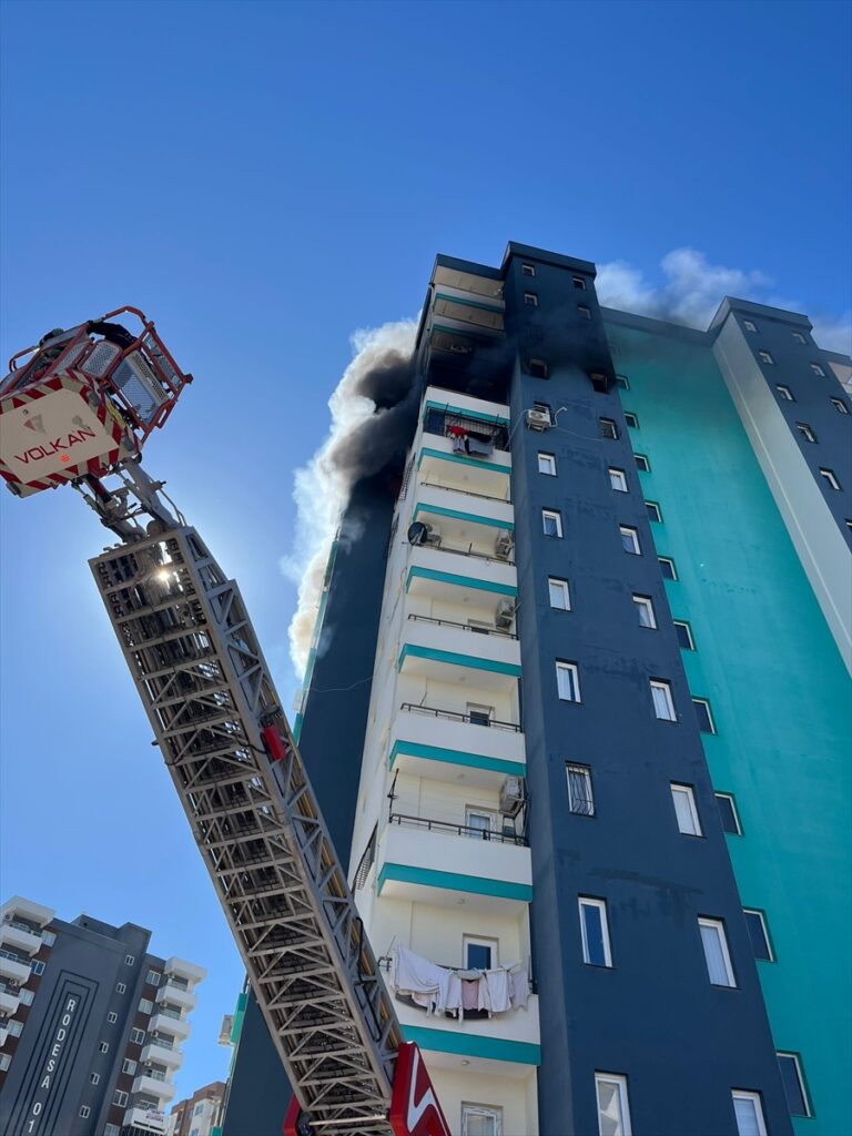 Adana’da 13 katlı binada çıkan yangında mahsur kalan hamile kadın kurtarıldı
