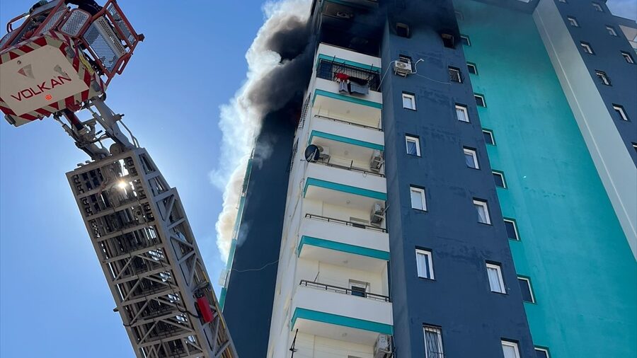 Adana’da 13 katlı binada çıkan yangında mahsur kalan hamile kadın kurtarıldı