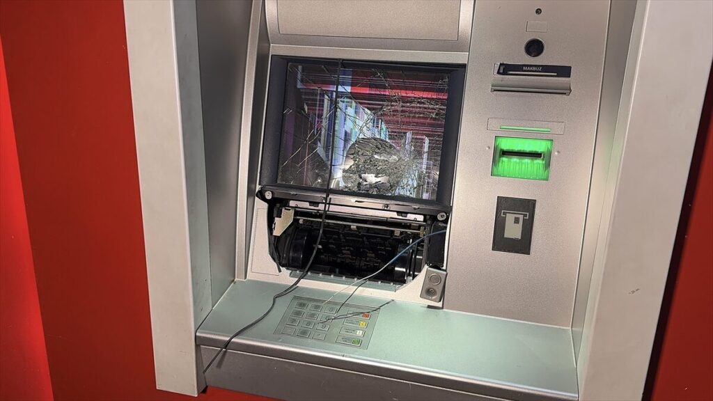 Adana’da ATM’ye zarar veren şüpheli yakalandı