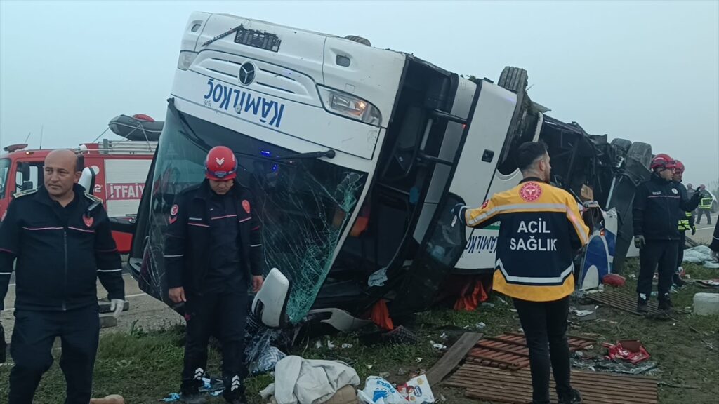 Adana’da devrilen yolcu otobüsünde 2 kişi öldü, 19 kişi yaralandı