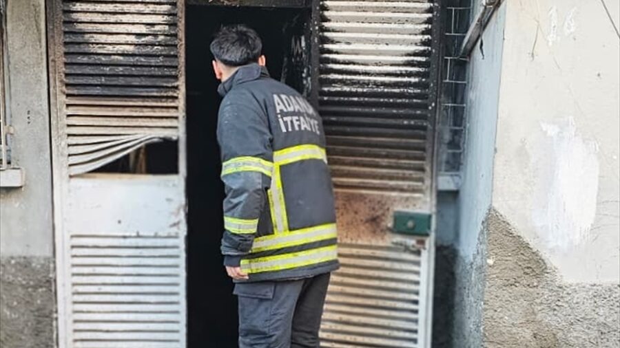 Adana’da iki katlı binada çıkan yangında bir kişi yaralandı