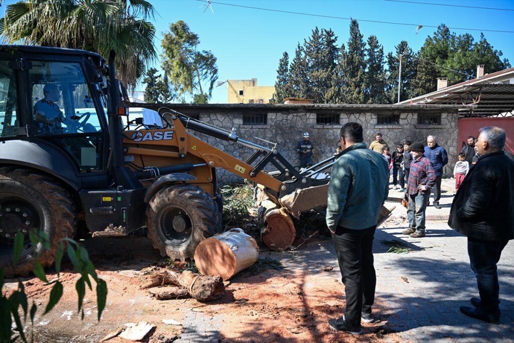 Adana’da kuvvetli rüzgar hayatı olumsuz etkiledi