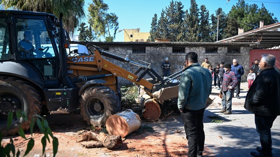 Adana’da kuvvetli rüzgar hayatı olumsuz etkiledi