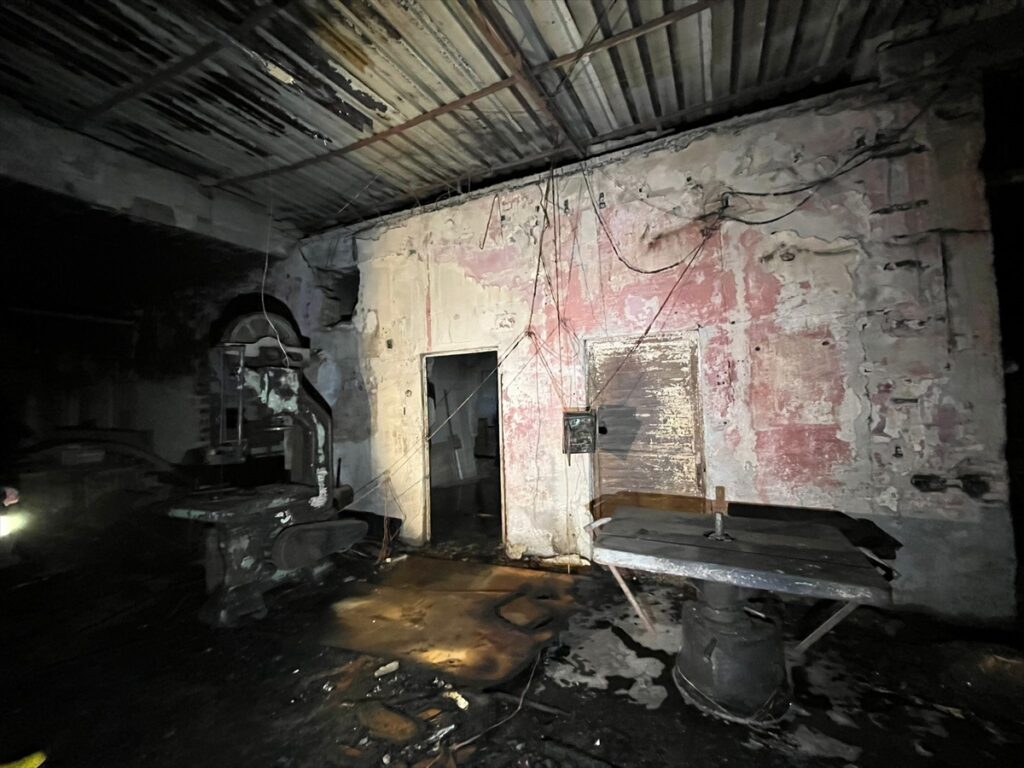 Adana’da mobilya atölyesinde çıkan yangın hasara neden oldu