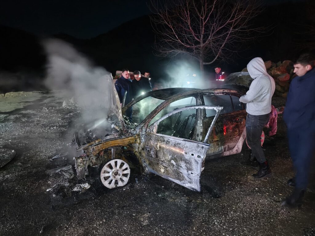 Adana’da yangın çıkan otomobil kullanılamaz hale geldi