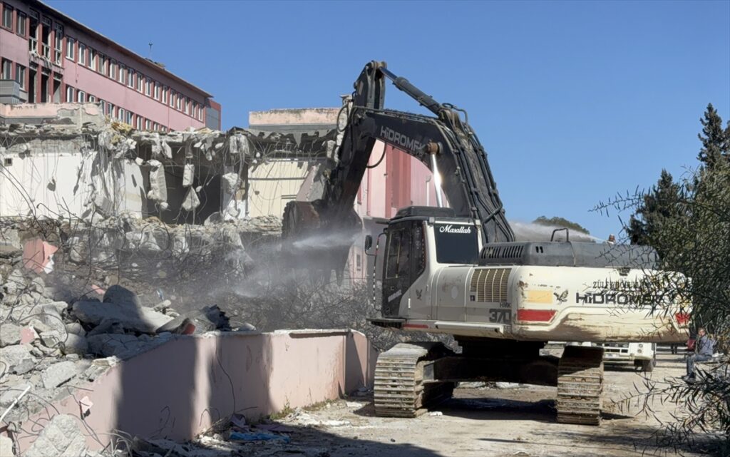 Adana’da yangında zarar gören eski hastane binasının yıkımına başlandı