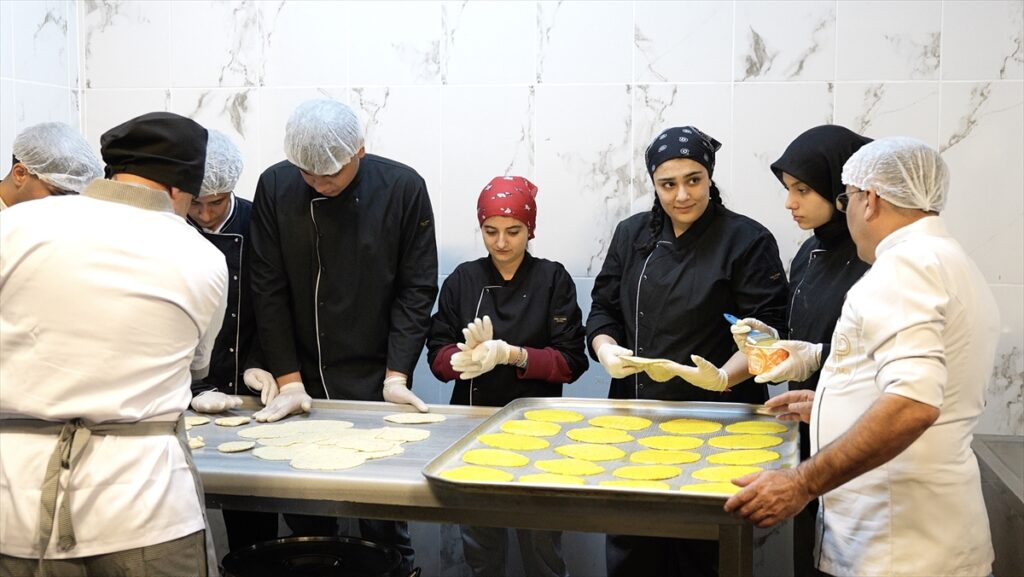 Adıyaman’ın bayram lezzeti “taplama” öğrencilerin emeğiyle sofralara ulaşıyor