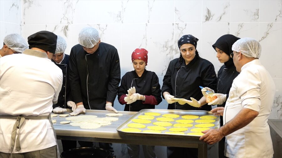 Adıyaman’ın bayram lezzeti “taplama” öğrencilerin emeğiyle sofralara ulaşıyor