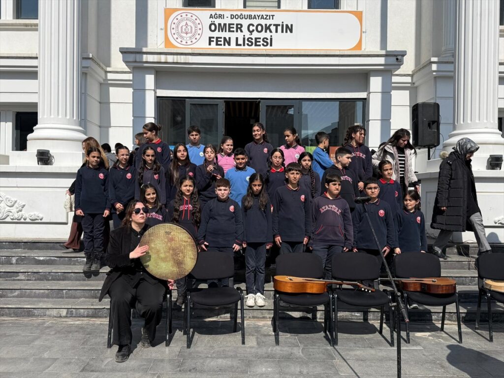 Ağrı’da öğrenciler İshak Paşa Sarayı ve Ağrı Dağı eteklerinde ilahi söyledi