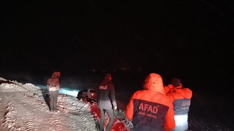 Ağrı’da tipide kara saplanan kamyonet ile içindeki 4 kişi kurtarıldı
