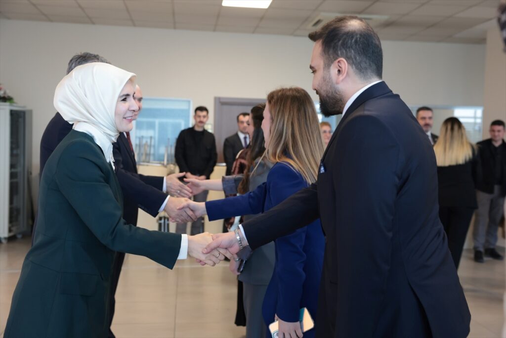 Aile ve Sosyal Hizmetler Bakanı Göktaş, bakanlık personeli ile bayramlaştı