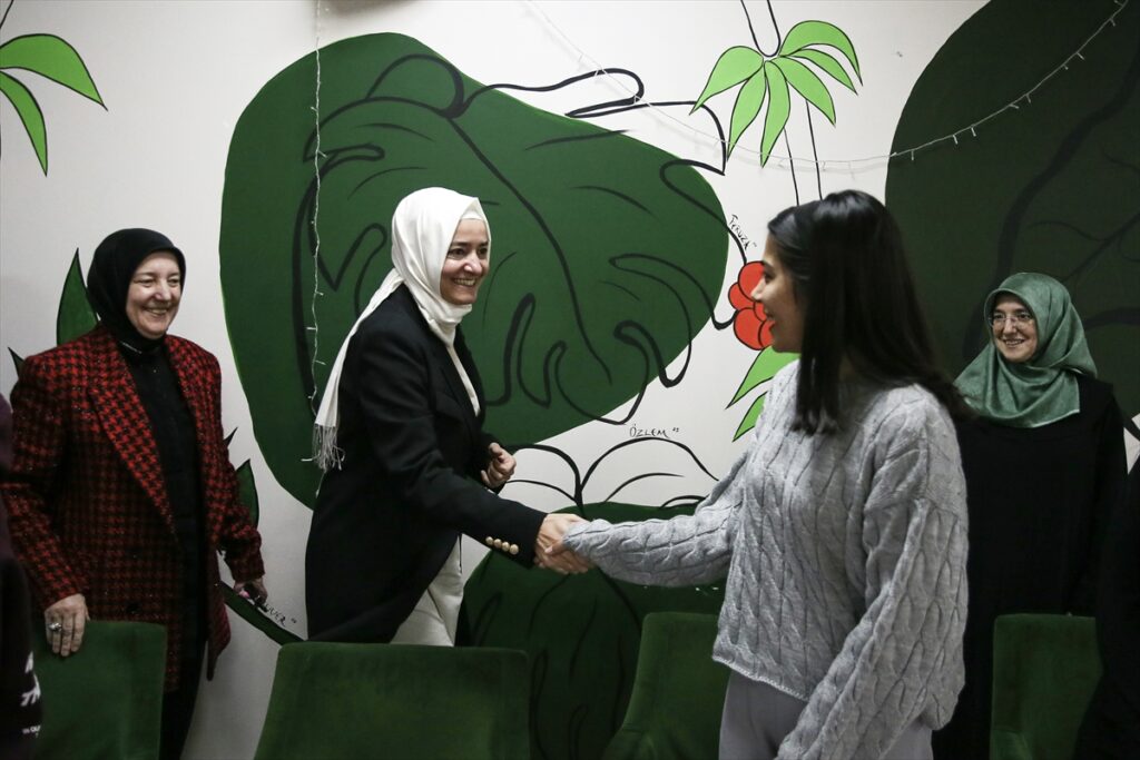 AK Parti Genel Başkan Yardımcısı Kaya, Bursa’da kız öğrencilerle buluştu: