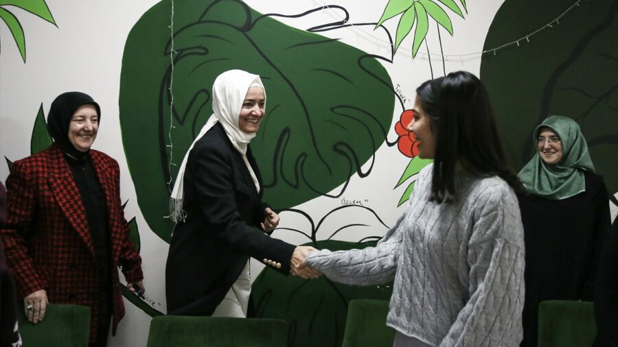 AK Parti Genel Başkan Yardımcısı Kaya, Bursa’da kız öğrencilerle buluştu: