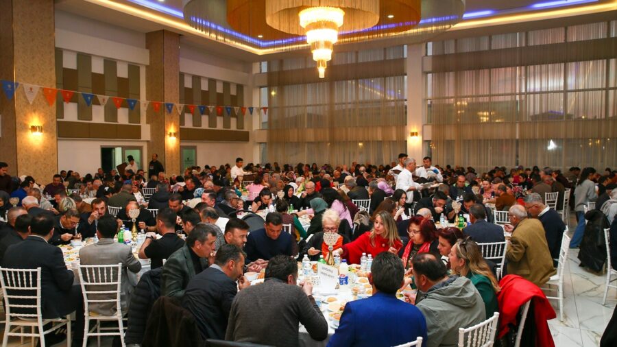AK Parti Genel Başkan Yardımcısı Tuncer, partisinin Uşak’taki iftar programında konuştu: