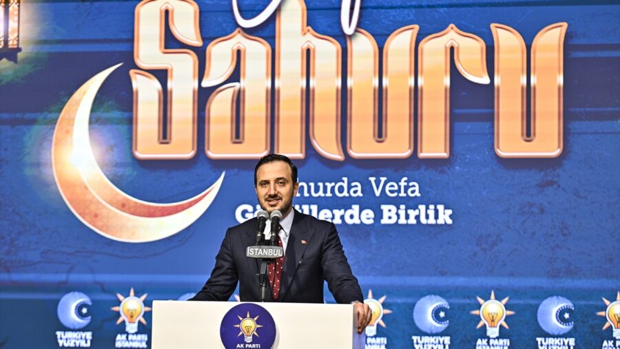 AK Parti İstanbul İl Gençlik Kolları üyeleri sahurda bir araya geldi