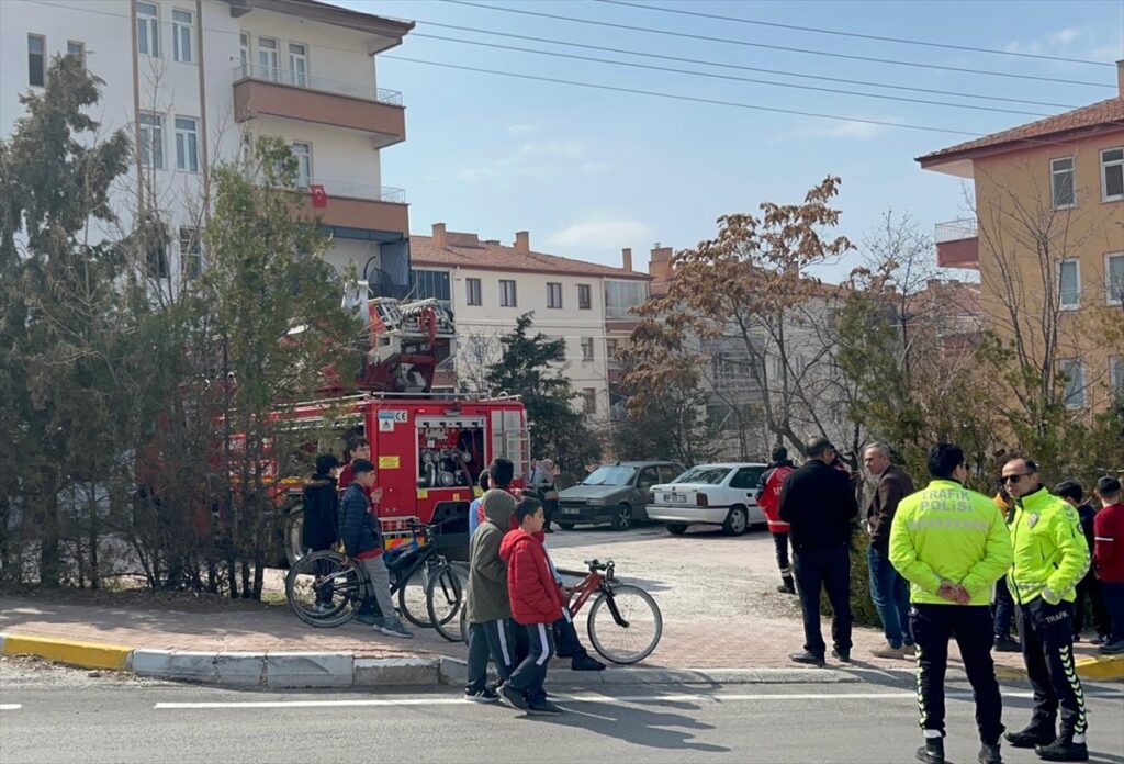 Aksaray’da 5 katlı apartmanda çıkan yangın hasara neden oldu