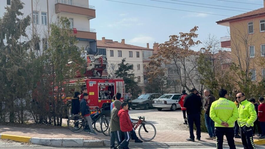 Aksaray’da 5 katlı apartmanda çıkan yangın hasara neden oldu