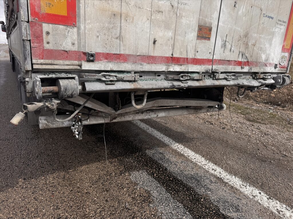 Aksaray’da ehliyetsiz sürücünün kullandığı otomobilin tırla çarpışması sonucu 16 yaşındaki genç öldü