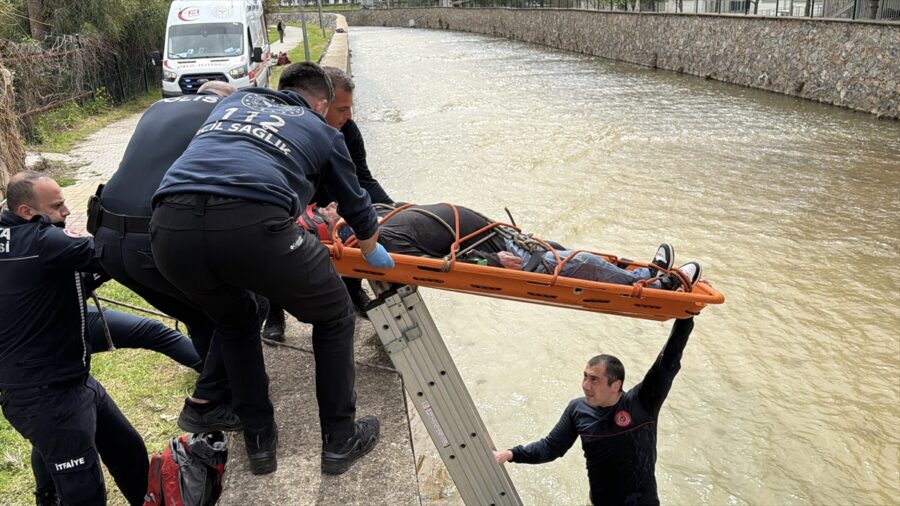 Alanya’da çaya düşen kişiyi itfaiye kurtardı