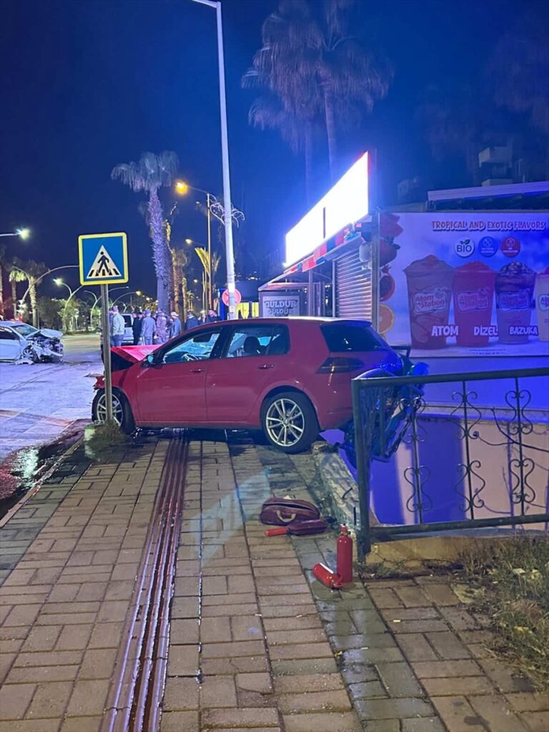 Alanya’da iki otomobilin çarpışması sonucu 3 kişi yaralandı