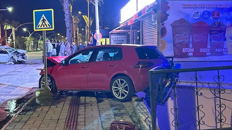 Alanya’da iki otomobilin çarpışması sonucu 3 kişi yaralandı