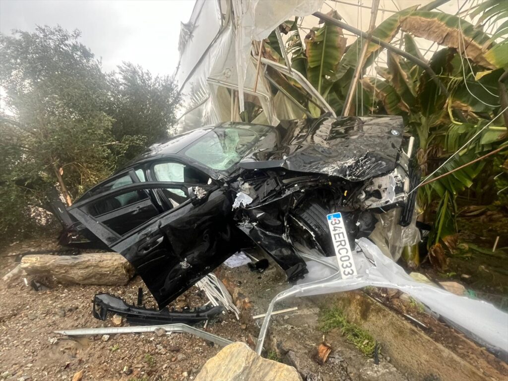 Alanya’da muz serasına devrilen otomobildeki 4 kişi yaralandı