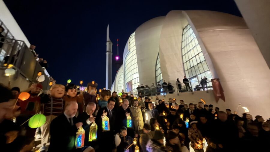 Almanya’da çocuklar aileleriyle YTB’nin düzenlediği iftar ve fener alayı yürüyüşüne katıldı