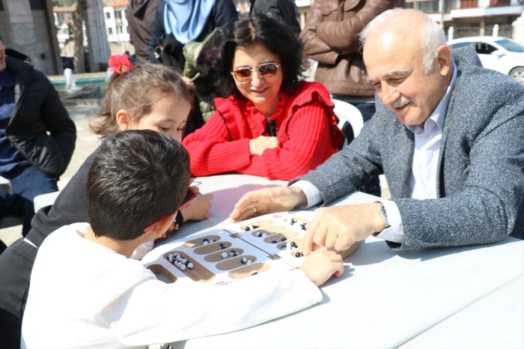Amasya’da çocuklar yaşlılarla zeka oyunları oynadı