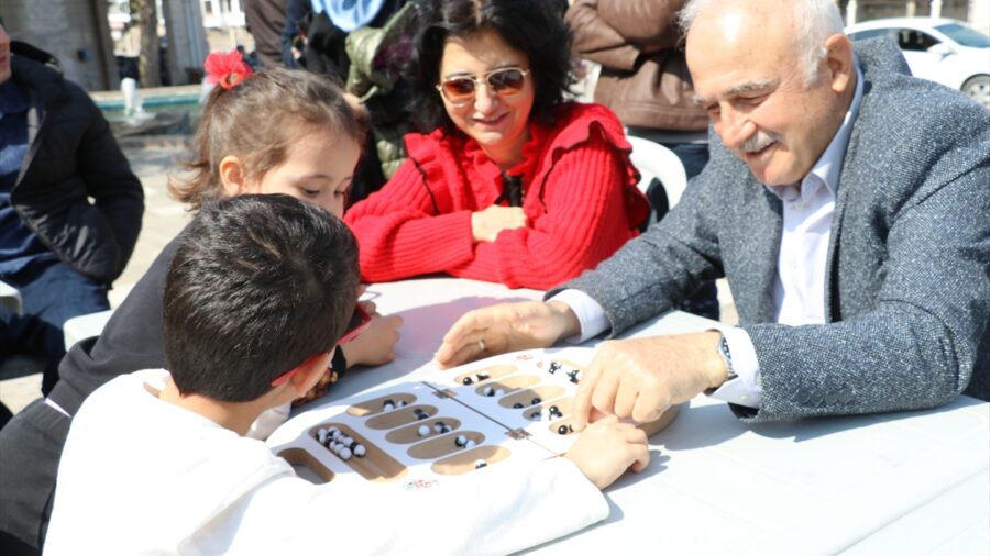Amasya’da çocuklar yaşlılarla zeka oyunları oynadı