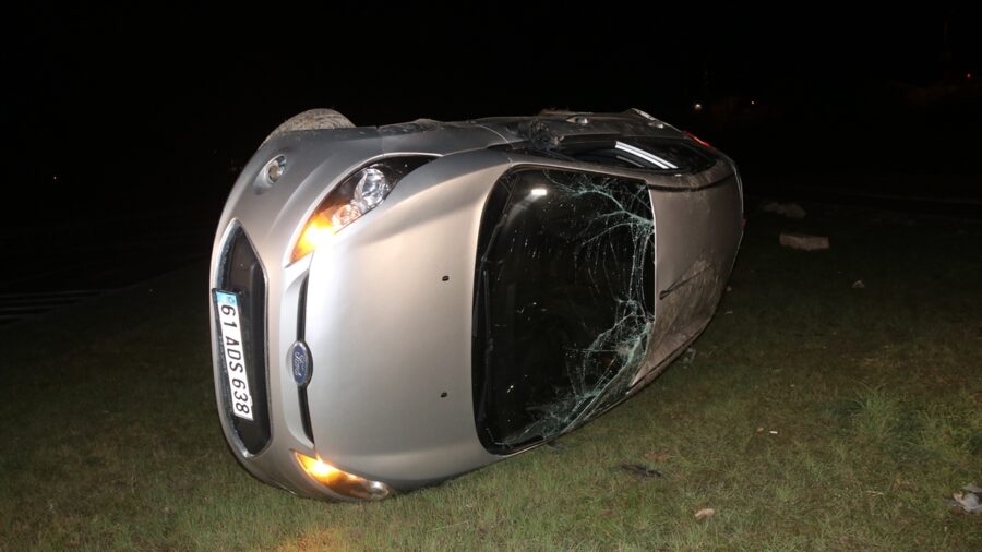 Amasya’da devrilen otomobildeki 2 kişi yaralandı