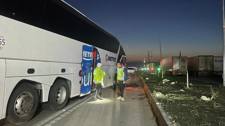 Amasya’da yolcu otobüsü ile tırın çarpıştığı kazada 11 kişi yaralandı