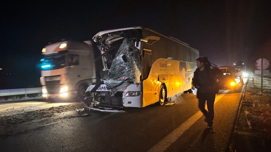 Anadolu Otoyolu’nda otobüs ile çekicinin çarpıştığı kazada 1 kişi öldü, 15 kişi yaralandı