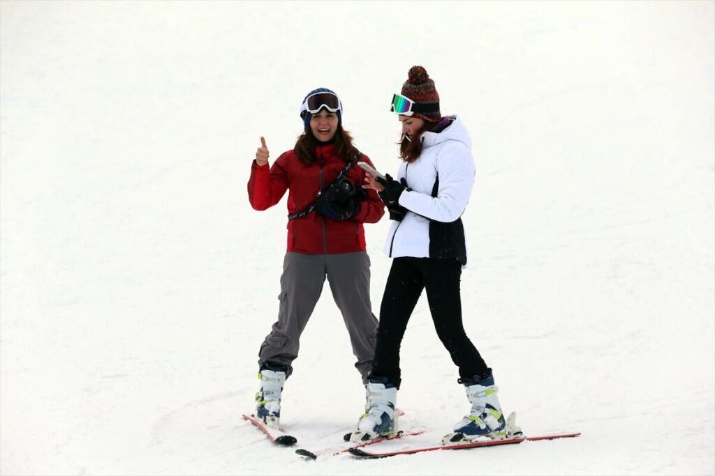 Anadolu’nun “yüce dağı” Ilgaz’da kayak sezonu ilkbaharda da sürüyor