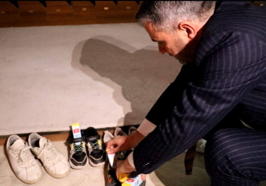 Ankara’da Kadir Gecesi’nde camiye giden çocukların ayakkabılarına hediye bırakıldı