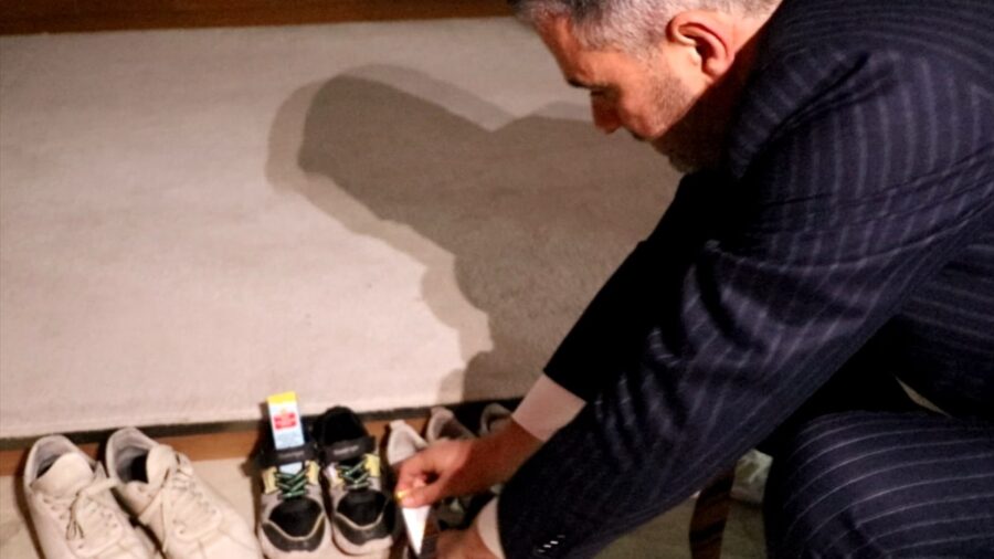 Ankara’da Kadir Gecesi’nde camiye giden çocukların ayakkabılarına hediye bırakıldı