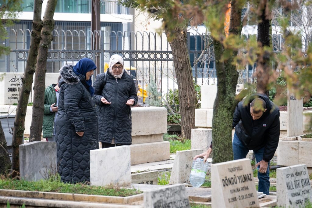 Ankara’daki Karşıyaka mezarlığında bayram yoğunluğu yaşandı
